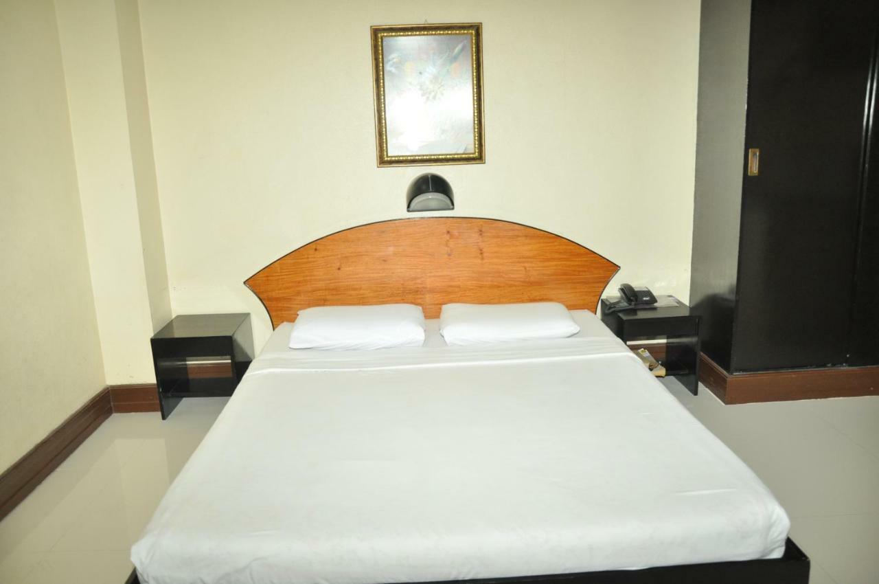 Paragon Suites Cebu Exterior photo